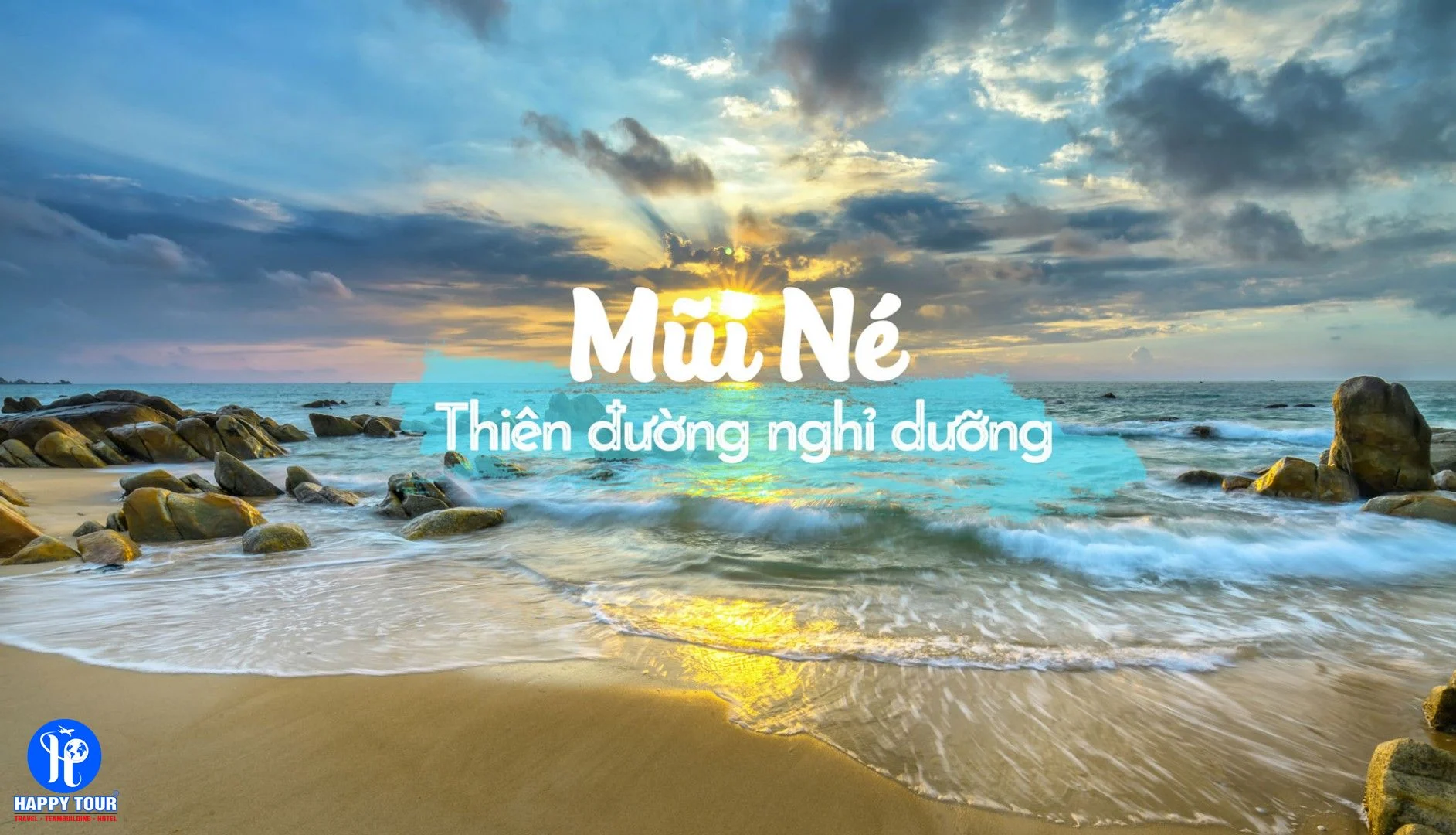 Sunset over a rocky beach with gentle waves and an overlaid Vietnamese text reading 'Mú Ní Thiên đường nghỉ dưỡng,' plus a Happy Tour logo in the bottom-left corner.